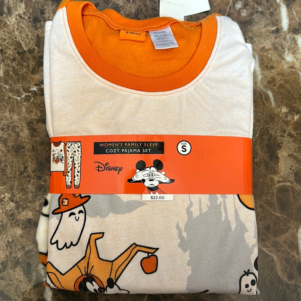 Women’s small cozy fleece pajamas.